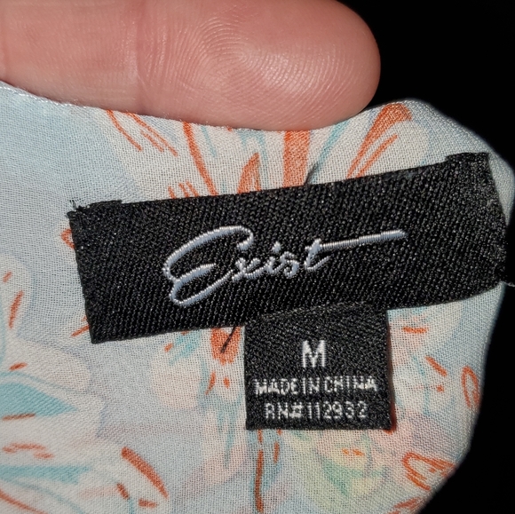 BEAUTIFUL LIGHT BLUE FLORAL TOP. MEDIUM - Picture 7 of 7